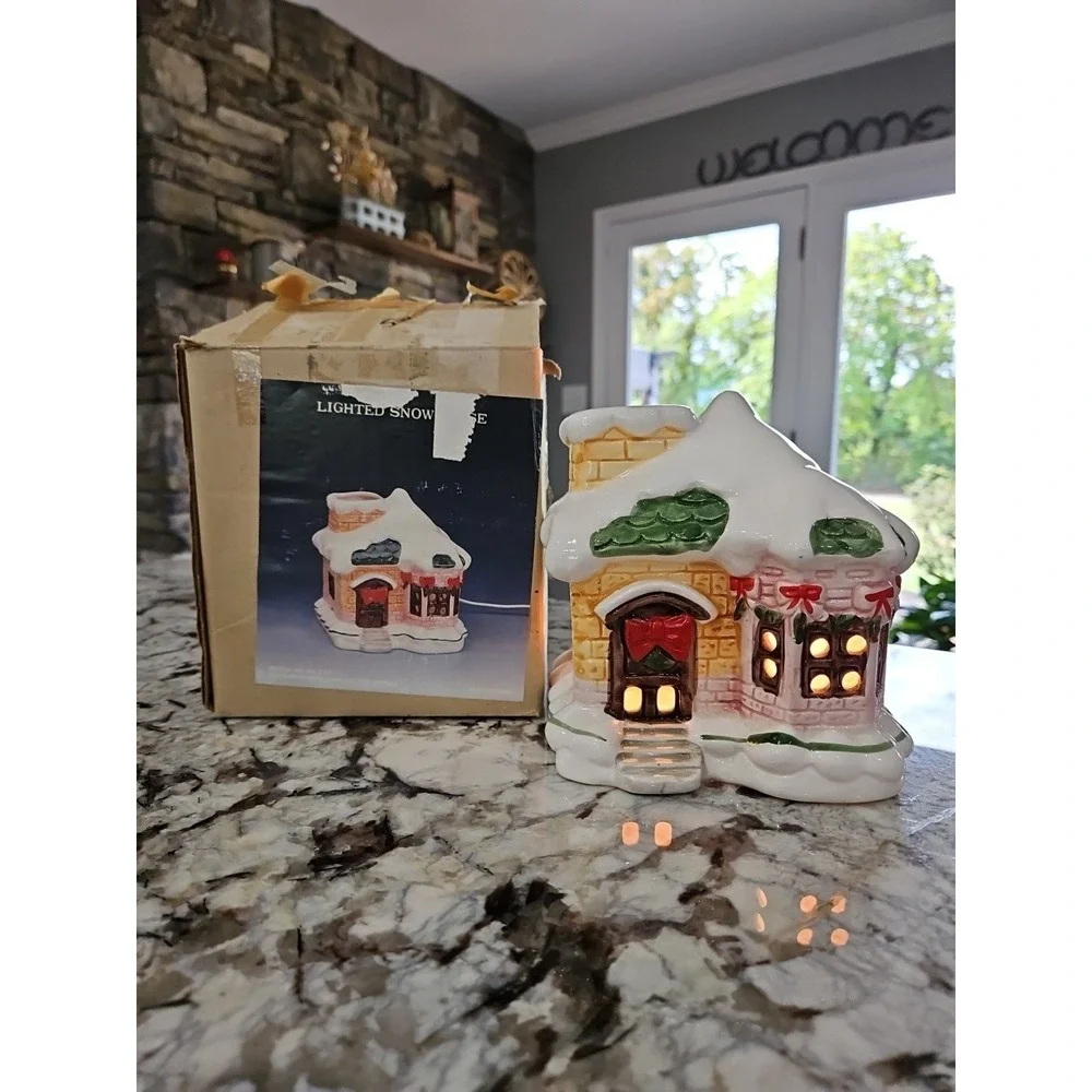Vintage‎ Ceramic Light Up Christmas Lamp (With Original Box)